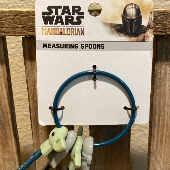 Disney’s Star Wars The Mandalorian & Baby Yoda Plastic Measuring Spoons Set of 4 - Picture 7 of 16